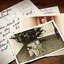 Nahansicht alter Fotos und Postkarten