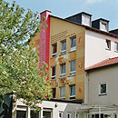 Rckansicht Gebude mit gelber Fassade