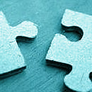 Nahansicht Puzzleteile auf Holz