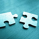 Weitansicht Puzzleteile auf Holz