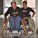 Mnner in Rollsthlen in Sporthalle